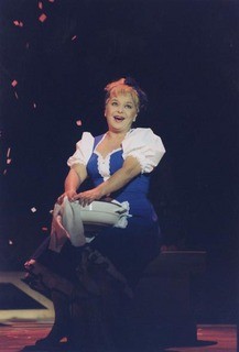 Oszvald Marika a Mágnás Miska operettben - kép forrása: www.operettszinhaz.hu  - Mágnás Miska operett